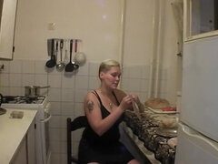 Enthousiasteling, Anaal, Blond, Masturbatie, Natuurlijke tieten, Kut duiken, Geschoren, Kort haar