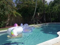 Bikini, Kukk suging, Brunette, Kondom, Synsvinkel, Badedrakt, Tabu, Pupper