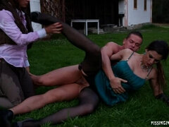 Cfnm, Påklædt sex, Fetish, Handsker, Udendørs, Tisse, Bad, Trekant