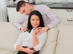 Μεγάλος πούτσος, Μελαχροινή, Σε στάση σκύλου στα τέσσερα, Γλείψιμο, Φυσικά βυζιά, Μουνί, Έφηβος, Βυζιά