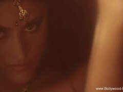 Asiatique, Nana, Brunette brune, Plantureuse, Indienne, Mature, Seins naturels, Nénés