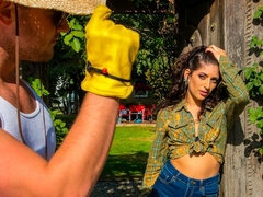 Blasen, Braunhaarige, Geschnappt, Latina, Milf, Im freien, Rasiert, Spanner