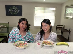 Spálne, Brunetka, Prstovanie, Bozkávanie, Výprask, Spodná bielizeň, Stripping, Teenka