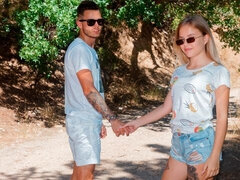 Blondin, Avsugning, Doggystyle, Handjobb, Kysser, Mager, Tatuering, Tonåring