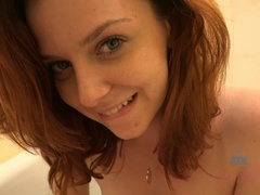 Amatorka, Łazienka, Obciąganie stopami, Dżinsy, Masturbacja, Pirsing, Punkt widzenia, Wibrator