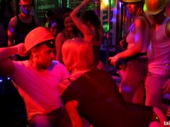 Grosse bite, Blonde, Sucer une bite, Habillées, Branlette thaïlandaise, Lesbienne, Fête, Actrice du porno