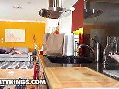 Røv, Stor røv, Store bryster, Blondine, Brunette, Ansigt sidde, Give finger, Lesbisk