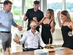 18 let, Velké péro, Kuřba, Dvojitá penetrace, Gangbang, Přírodní prsa, Teenka, Kozičky