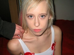 Μεγάλος πούτσος, Ξανθιά, Πίπα, Σε στάση σκύλου στα τέσσερα, Φυσικά βυζιά, Κοκκαλιάρης, Έφηβος, Βυζιά