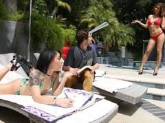 큰 가슴, 금발의, 오랄섹스, 두여자와 한남자, 부엌, 자연의 가슴, 스트리핑, 쓰리섬