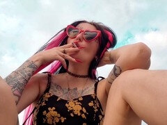 Plage, Femme dominatrice, Mature, Mère que j'aimerais baiser, Maîtresse, Fumer, Tatouage