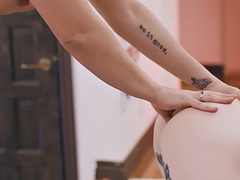 Lécher le cul, Gros seins, Sucer une bite, Lesbienne, Masturbation, Transsexuelle, Strapon, Tatouage