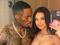 Cul, Sucer une bite, En levrette, Poilue, Interracial, Chatte, Dénudage, Nénés