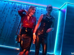 금발의, 흑갈색 머리, 댄싱, 가죽, 나체의, 새틴, 젖은