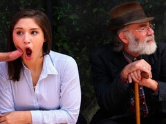 Grosse bite, Sucer une bite, Brunette brune, En levrette, Fille latino, De plein air, Rasée, Nénés