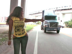 Negroa, Jato de porra, Ébano negroa, Hardcore, Enorme, Interracial, Ao ar livre cartaz de rua outdoor, Raspar depilar