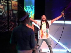 Amatør, Give finger, Kæreste, Udendørs, Pov, Offentlig, Oppe i nederdel