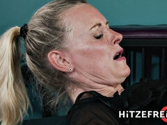 Blondine, Hundestilling, Håndjob, Hæle, Kysse, Slikning, Ældre kvinde, Fisse