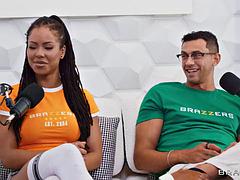 Grosse bite, Gros seins, Sucer une bite, Hd, Interracial, Mère que j'aimerais baiser, Plan cul à trois