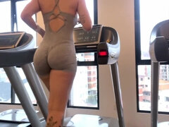 AT THE GYM: sport doll with a immense bootie running on the treadmill