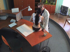 Amatorka, Obciąganie, Dżinsy, Sutki, Pielęgniarka, Biuro, Mocno, Podglądacz