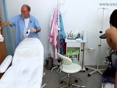 Young brunette gets a thorough gyno exam