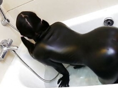 Fejira com – Attractive latex clad female masturbating in the shower