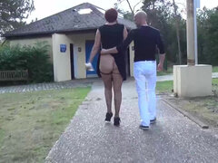 Pijpbeurt, Sperma in gezicht, Brillen, Rijpe lesbienne, Buiten, Kut duiken, Kort haar