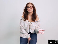 Velký zadek, Velké kozy, Prstění, Brýle, Masturbace, Orgasmus, Pička, Sólo