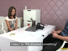 Amateur, Cul, Sucer une bite, En levrette, Doigter, Bureau, Pov, Chatte