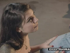 Sucer une bite, Brunette brune, Tir de sperme, Poilue, Hard, Lingerie, Jarretelles, Adolescente