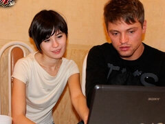 Kukk suging, Brunette, Bakfra, Dobbel penetrering, Russer, Tynn, Tenåring, Trekant