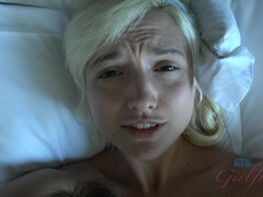 Blondine, Besamung, Füsse, Fussjob, Freundin, Pov, Muschi, Tätowierung