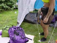 Rit, Rjavolaska, Naravne joške, Piercing, Muco, Kratki lasje, Tetovaže, Joške