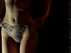 Dormitorio, Europeo, Penetracion con dedos, Lamidas, Tetas naturales, Tatuaje, Juguetes, Vibrador