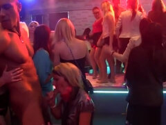 Amateurs suck at orgy