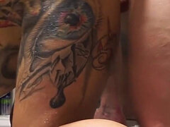 Amateur, Cuarto de baño, Culo grande, Tetas grandes, Mamada, Pajear, Tatuaje