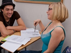 Stor rumpe, Stor kukk, Store pupper, Blond, Kukk suging, Bakfra, Milf, Kort hår