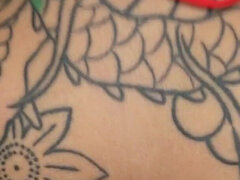 Stor pik, Sort, Pik sutte, Naturlige bryster, Pov, Tatovering