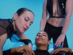 Sucer une bite, Brunette brune, En levrette, Doigter, Léchez, Chatte