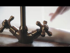 Smuk, Pik sutte, Brunette, Give finger, Fransk, Kysse, Brystvorter, Tatovering