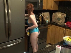 발로 애무하기, 여자친구, 핸드잡, 부엌, 기름, 오르가슴, 셀카, 젖은