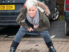 Amador amadora, Peitos grandes, Exibicionismo, Mãe gostosa, Mijar, Público, Cabelo curto, Solo chão