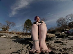 Stor svart kvinne, Strand, Bikini, Skittensnakk, Fotfetisj, Utendørs, Alene, Tattovering