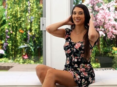 18, Stor stjärt, Stora tuttar, Avsugning, Brunett, Doggystyle, Mager, Tonåring