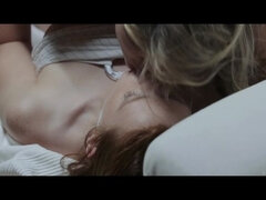 Bikini, Lesbienne, Mamelons bombés, Chatte, Rasée, Maigrichonne, Suçant, Tatouage