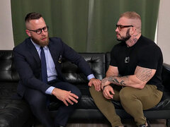 Amatéři, Lízaní zadků, Doktor, Fetiš, Gay, Kancelář, Tetování, Uniforma