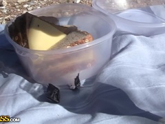 Brunett, Utomhus, Piercing