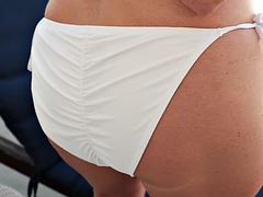 Bikini, Brunette, Behåret, Onani, Ældre kvinde, Mor jeg gerne vil kneppe, Svømmepøl, Solo