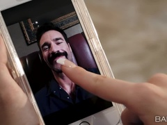 Αμερικάνος, Μωρό, Μελαχροινή, Χύσιμο, Πούτσος, Κοντά μαλλιά, Βυζιά, Στολή